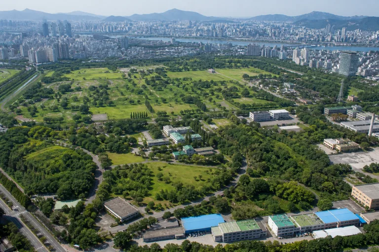 오세훈 시장, 용산공원 아파트 공급에 제동 "재개발·재건축 규제 완화가 먼저"