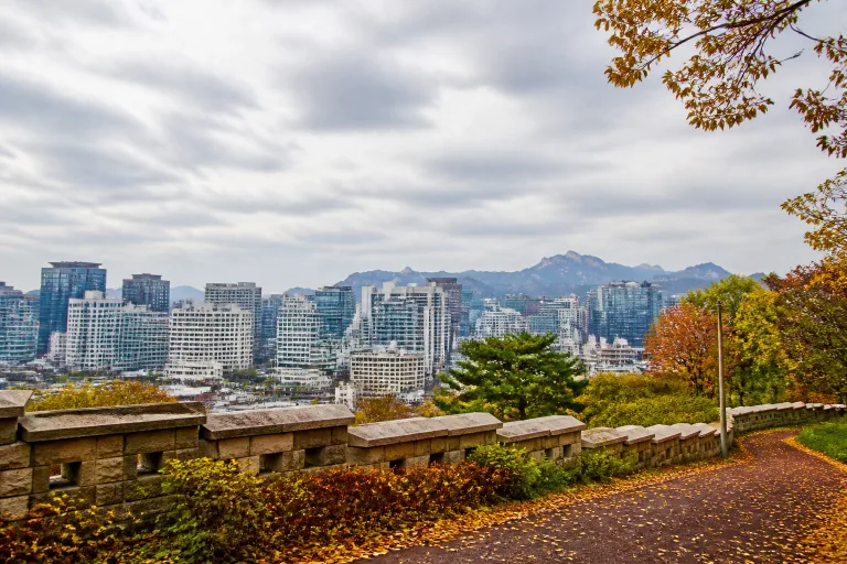 이번 주말 서울 날씨는요? 구름 많지만 비는 안 와요 ☁️